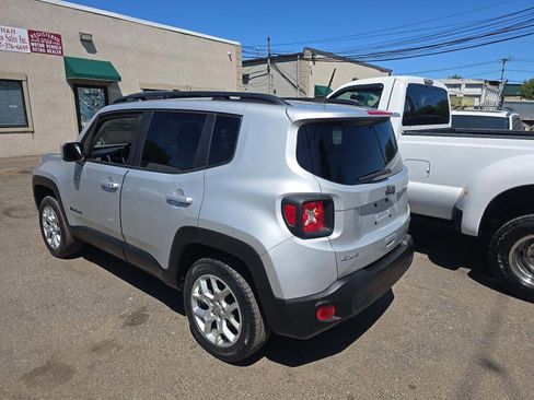 Used 2018 Jeep Renegade Latitude w/ Cold Weather Group AWD/4WD image 3