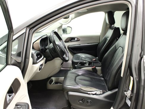 Used 2017 Chrysler Pacifica Touring-L image 18