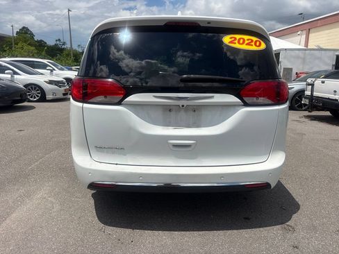 Used 2020 Chrysler Pacifica Touring-L FWD image 4