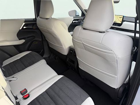 New 2026 Mitsubishi Outlander SE image 29