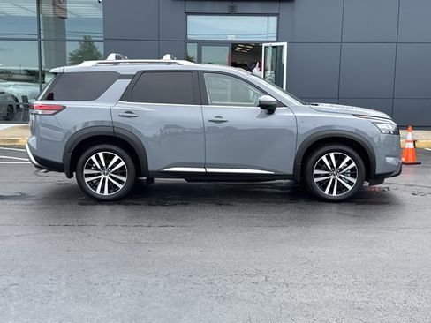 Certified 2025 Nissan Pathfinder Platinum AWD/4WD image 2