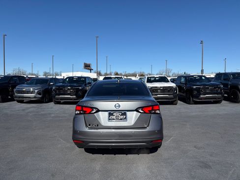 Used 2022 Nissan Versa SV image 4