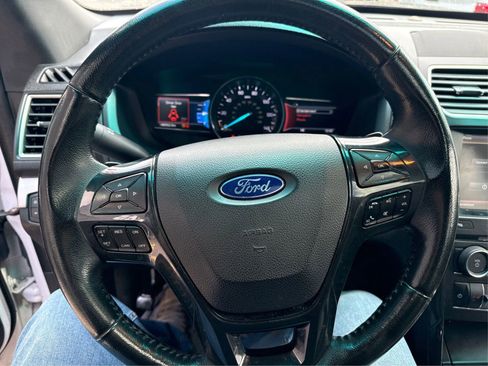 Used 2016 Ford Explorer XLT w/ Equipment Group 202A AWD/4WD image 16
