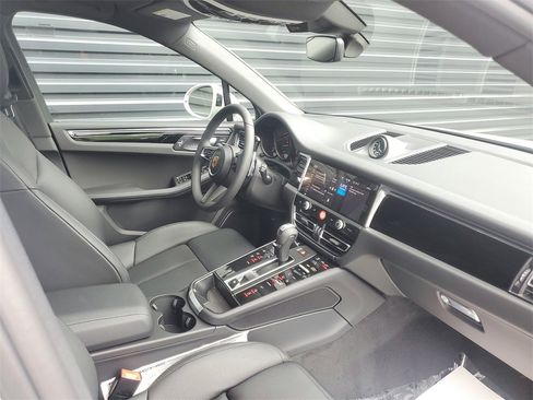 Used 2025 Porsche Macan image 18