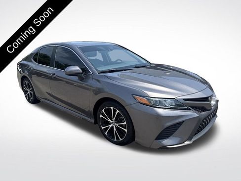 Used 2020 Toyota Camry SE FWD image 1