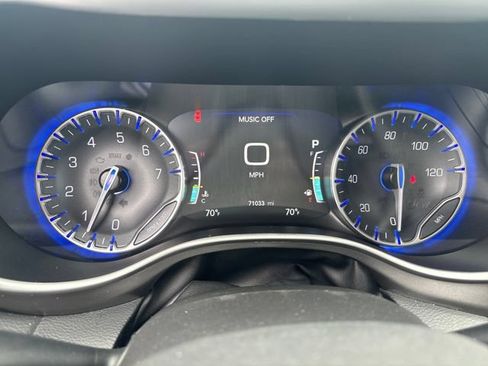 Used 2023 Chrysler Pacifica Touring-L FWD image 15