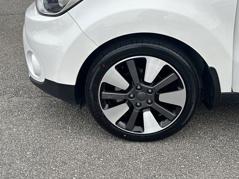 Used 2017 Kia Soul + image 11