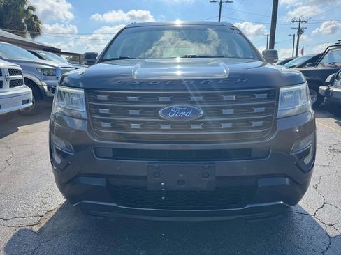 Used 2017 Ford Explorer XLT w/ Equipment Group 202A image 3