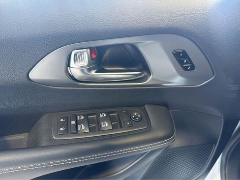 Used 2025 Chrysler Pacifica Select FWD image 16