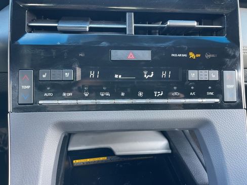 Used 2019 Toyota Avalon Limited image 12