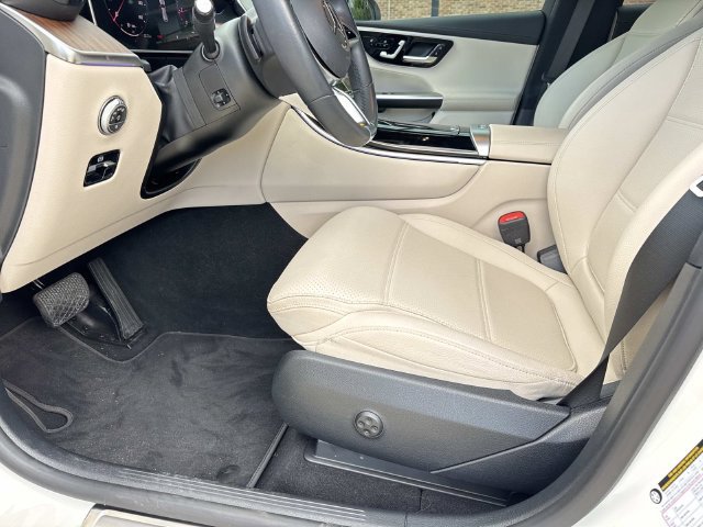 Used 2025 Mercedes-Benz GLC 300 4MATIC image 17