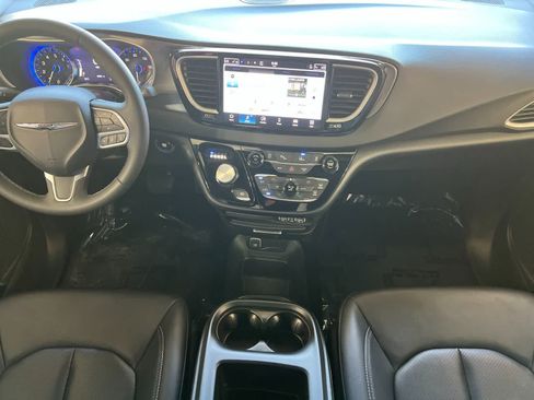 Used 2025 Chrysler Pacifica Select FWD image 4