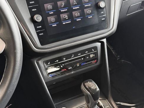 Used 2023 Volkswagen Tiguan SE image 19