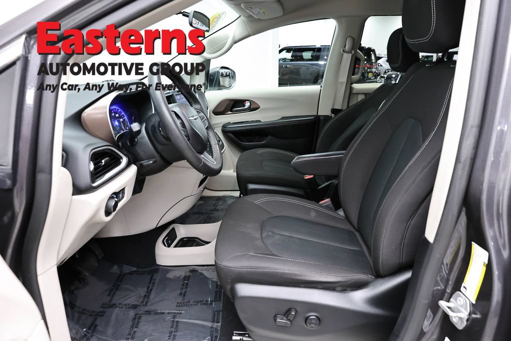 Used 2022 Chrysler Voyager LX FWD image 15