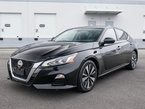 Used 2021 Nissan Altima 2.5 SV image 2