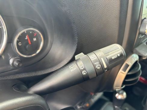 Used 2018 Jeep Wrangler Unlimited Sahara w/ Connectivity Group AWD/4WD image 25