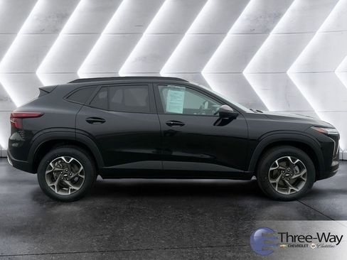 Certified 2024 Chevrolet Trax LT w/ LT Convenience Package image 6