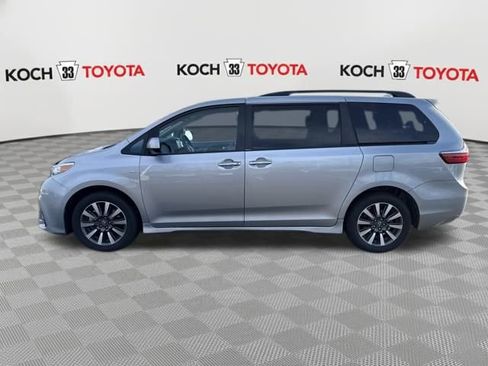 Used 2018 Toyota Sienna XLE image 4