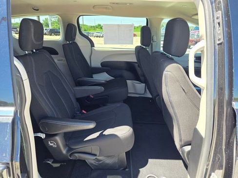 Used 2023 Chrysler Voyager LX FWD image 13