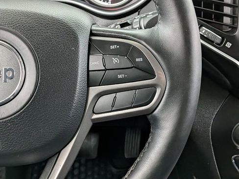 Used 2019 Jeep Cherokee Latitude Plus w/ Cold Weather Group AWD/4WD image 23