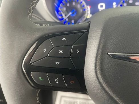 Used 2025 Chrysler Pacifica Limited image 39