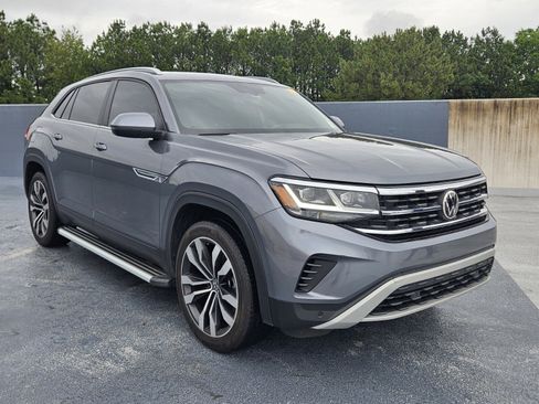 Used 2021 Volkswagen Atlas Cross Sport SE w/ Panoramic Sunroof Package FWD image 2