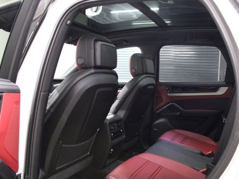 Certified 2025 Porsche Cayenne image 31