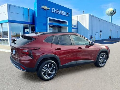 Used 2025 Chevrolet Trax LT w/ Driver Confidence Package image 3