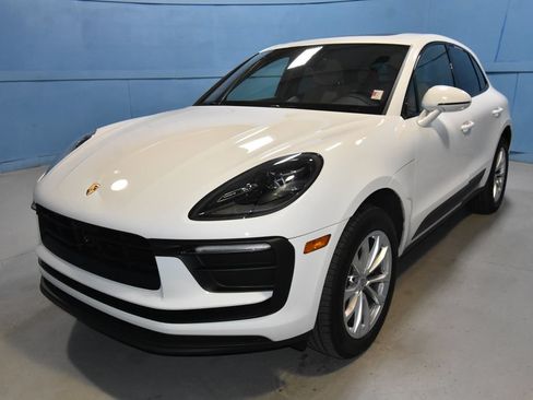 Certified 2025 Porsche Macan AWD/4WD image 1