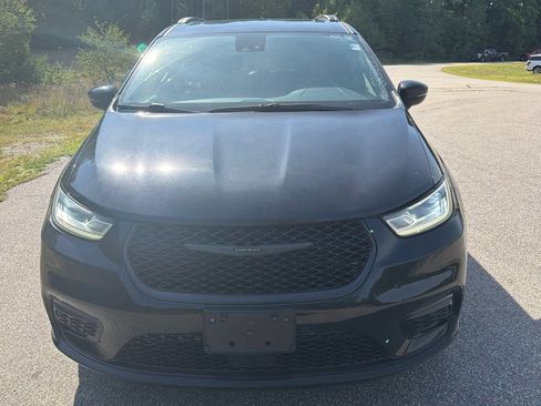 Used 2025 Chrysler Pacifica Limited FWD image 2