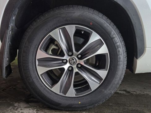 Certified 2022 Toyota Highlander XLE image 5