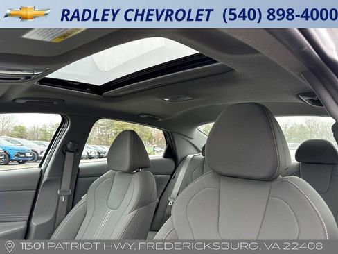 Used 2025 Hyundai Elantra SEL image 2