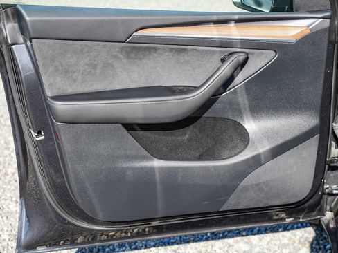 Used 2024 Tesla Model Y Long Range AWD/4WD image 18