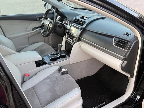 Used 2013 Toyota Camry XLE w/ Leather Pkg image 18