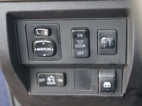 Used 2015 Toyota Tundra SR5 w/ SR5 Upgrade Package AWD/4WD image 14