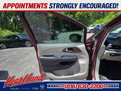 Used 2020 Chrysler Voyager Lxi FWD image 20