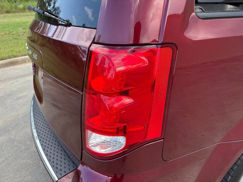 Used 2018 Dodge Grand Caravan SE w/ UConnect Hands-Free Group image 11