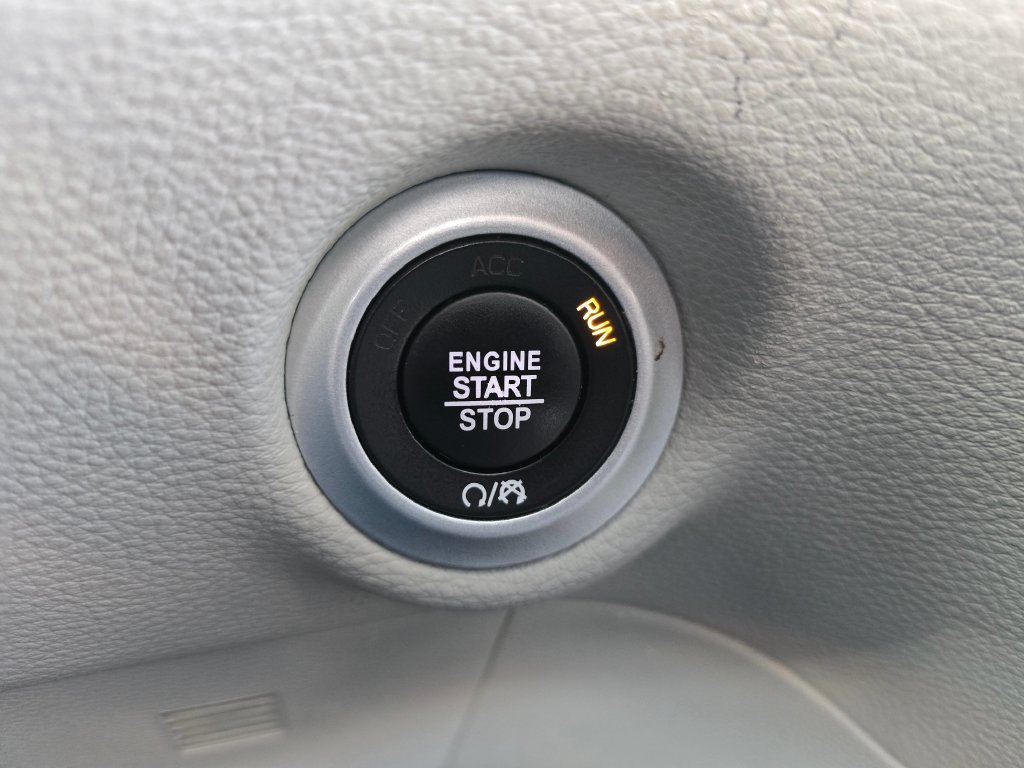 Used 2023 Chrysler Pacifica Limited FWD image 32