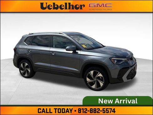 Used 2025 Volkswagen Taos SE AWD/4WD image 4
