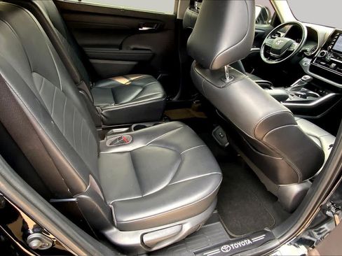 Used 2021 Toyota Highlander XLE FWD image 20