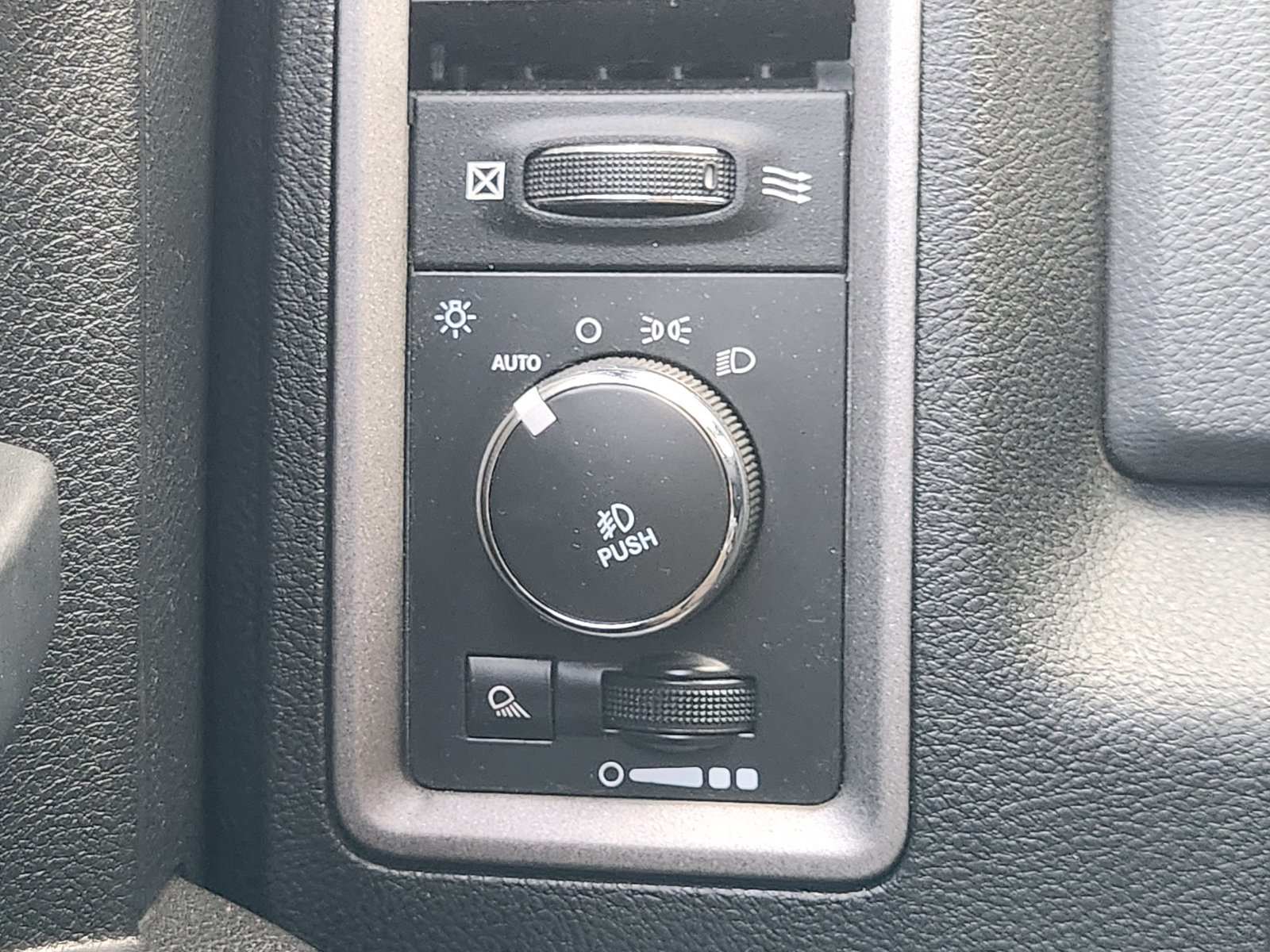 Used 2015 RAM 1500 Express w/ Popular Equipment Group RWD image 23