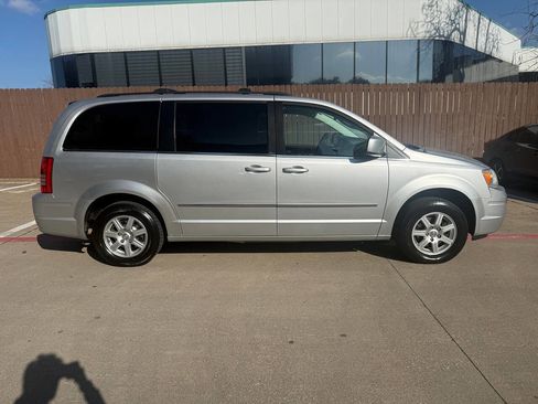 Used 2010 Chrysler Town & Country Touring Plus image 9