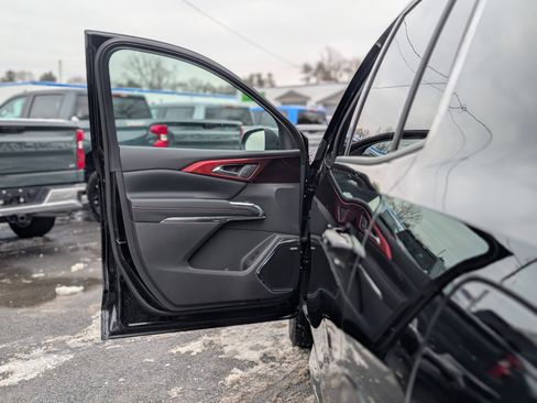 Used 2025 Chevrolet Traverse RS image 26