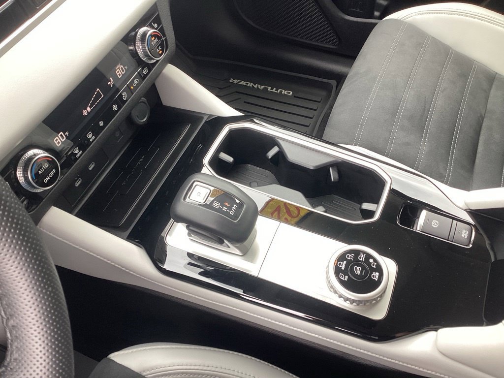 Used 2025 Mitsubishi Outlander AWD image 27