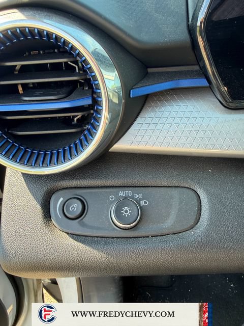 Used 2025 Chevrolet Trax LT FWD image 43