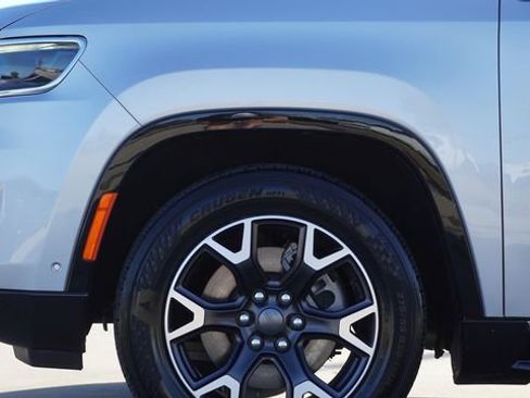 Used 2023 Jeep Wagoneer L Series III w/ Preferred Equipment Group image 5