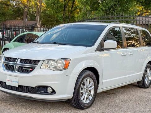 Used 2020 Dodge Grand Caravan SXT image 3