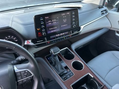 Used 2024 Toyota Sienna XLE image 30
