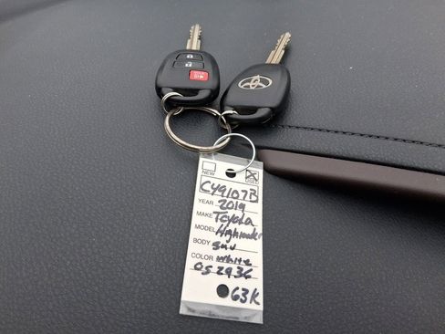 Used 2019 Toyota Highlander LE image 16