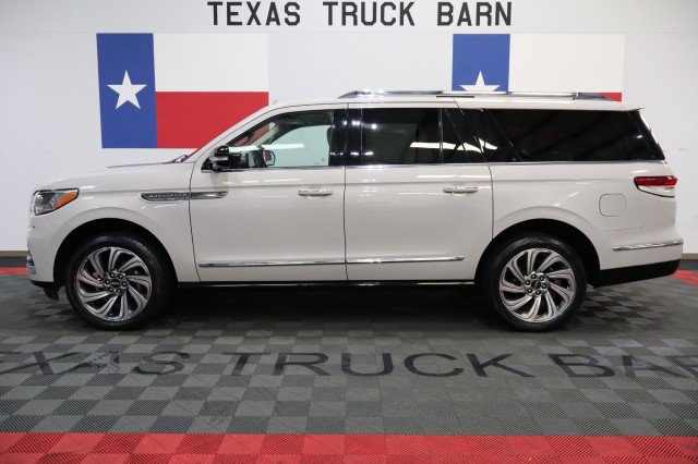 Used 2022 Lincoln Navigator L Reserve RWD image 1